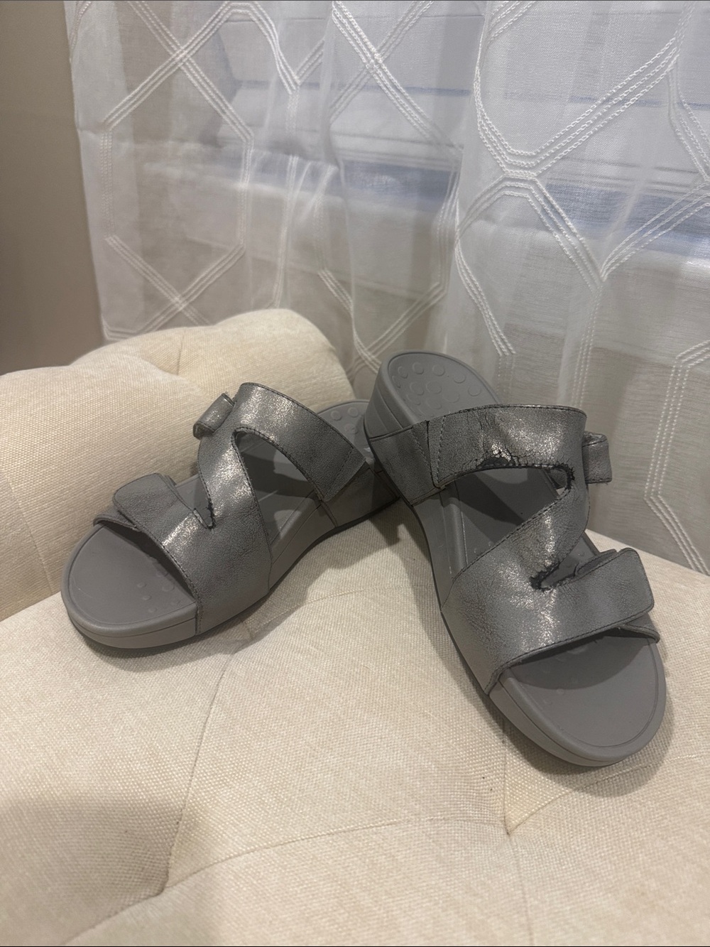 Vionic V7 Women’s Silver Sandals